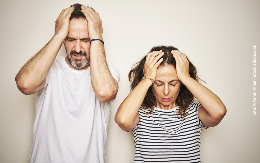 Mann und Frau die an Kopfschmerz und Migräne leiden